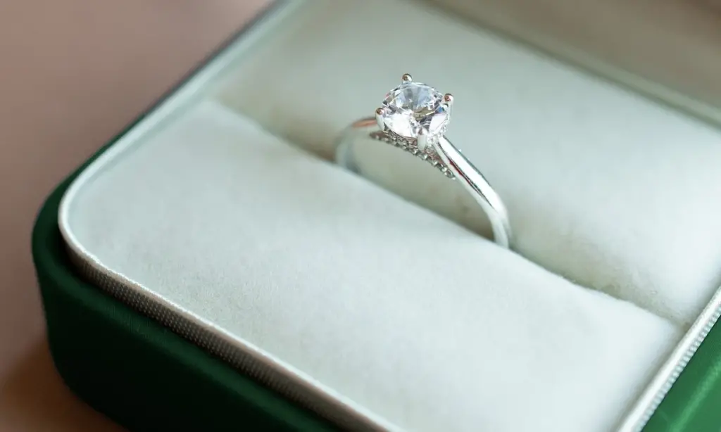 Diamenty laboratoryjne w pierścionku zaręczynowym - czy warto?